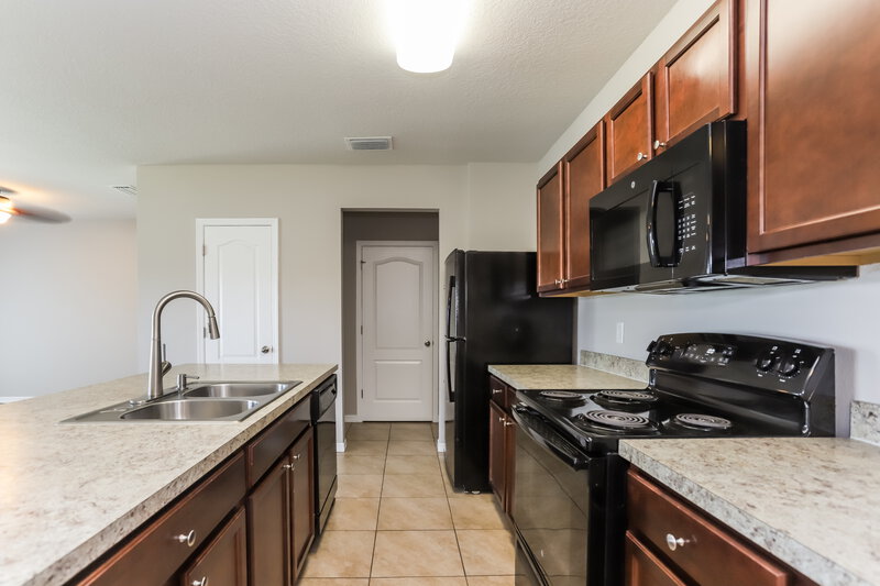 2,430/Mo, 11929 Grand Kempston Dr Gibsonton, FL 33534 Kitchen View 2