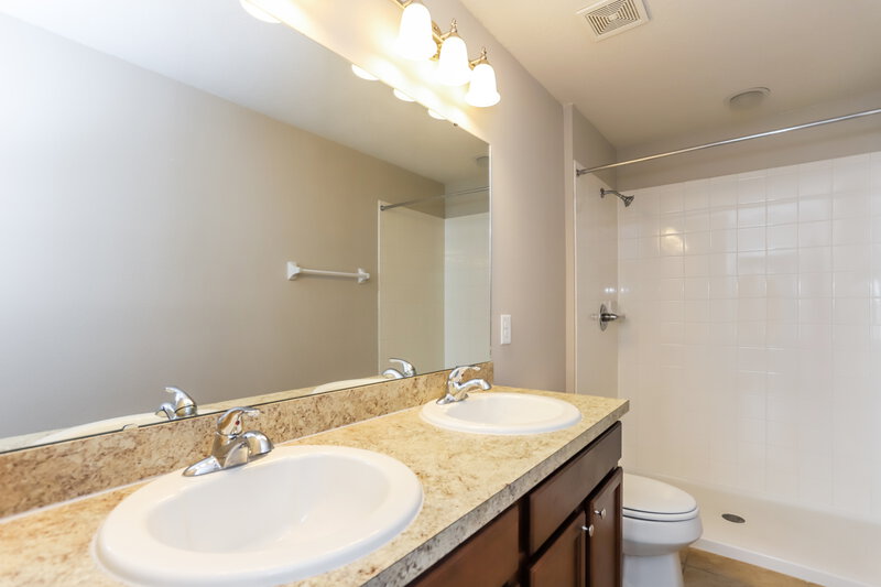 2,430/Mo, 11929 Grand Kempston Dr Gibsonton, FL 33534 Main Bathroom View