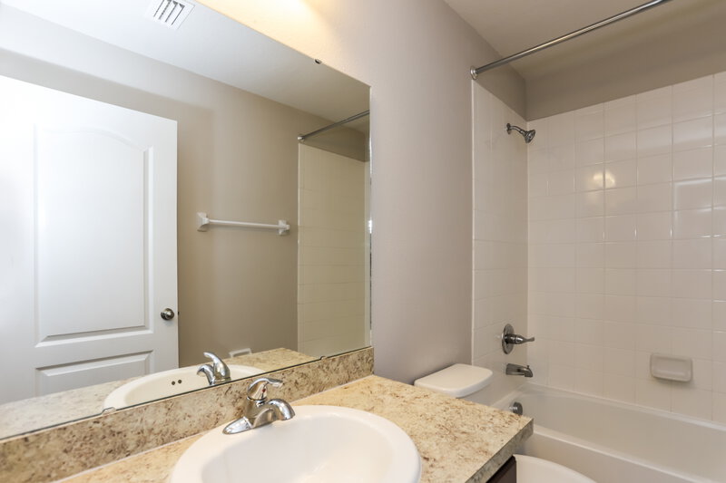 2,430/Mo, 11929 Grand Kempston Dr Gibsonton, FL 33534 Bathroom View
