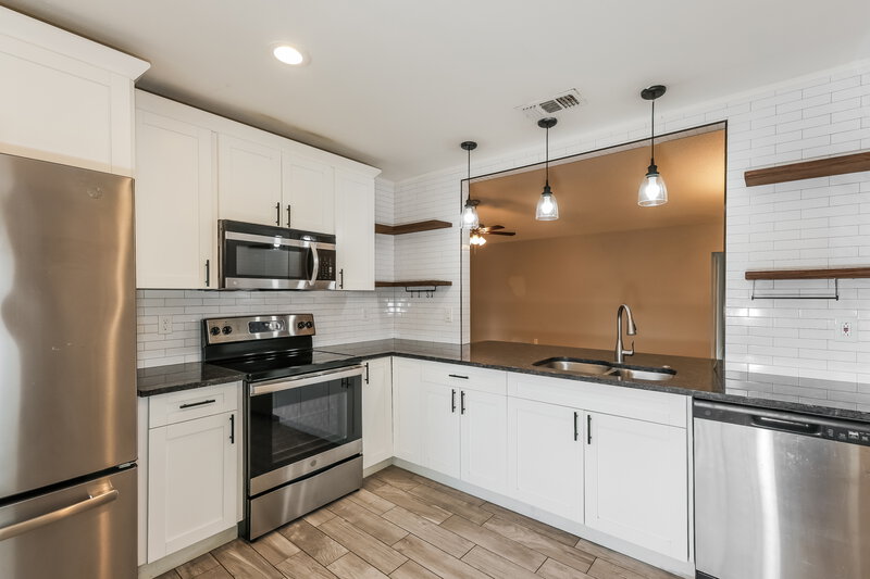 2,370/Mo, 3039 Annadale Cir Brandon, FL 33511 Kitchen View