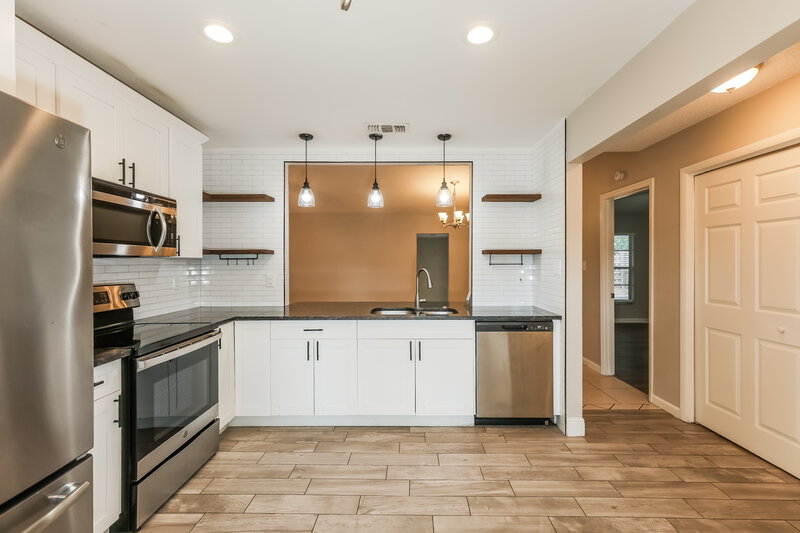 2,370/Mo, 3039 Annadale Cir Brandon, FL 33511 Kitchen View 2