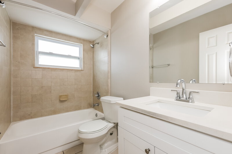 2,370/Mo, 3039 Annadale Cir Brandon, FL 33511 Bathroom View
