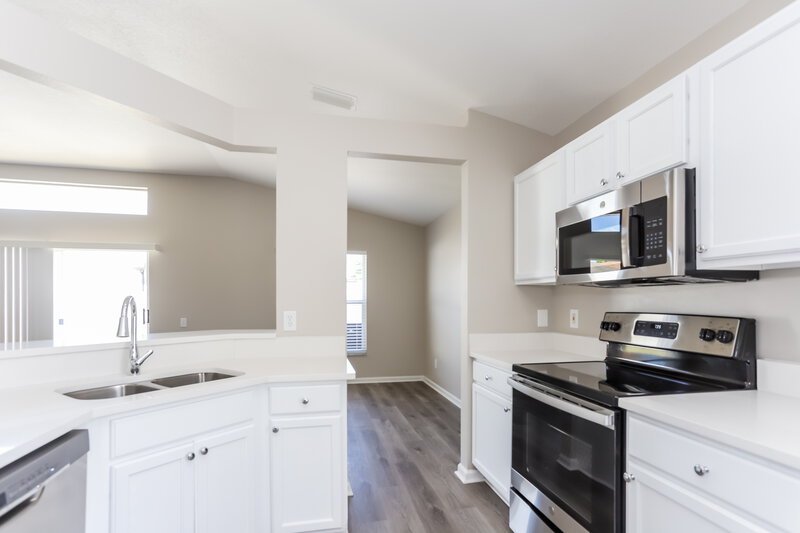 2,285/Mo, 12328 Hawkeye Point Pl Riverview, FL 33578 Kitchen View 2