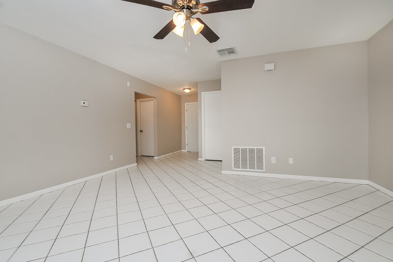 2,100/Mo, 304 Regal Park Dr Valrico, FL 33594 Living Room View 2