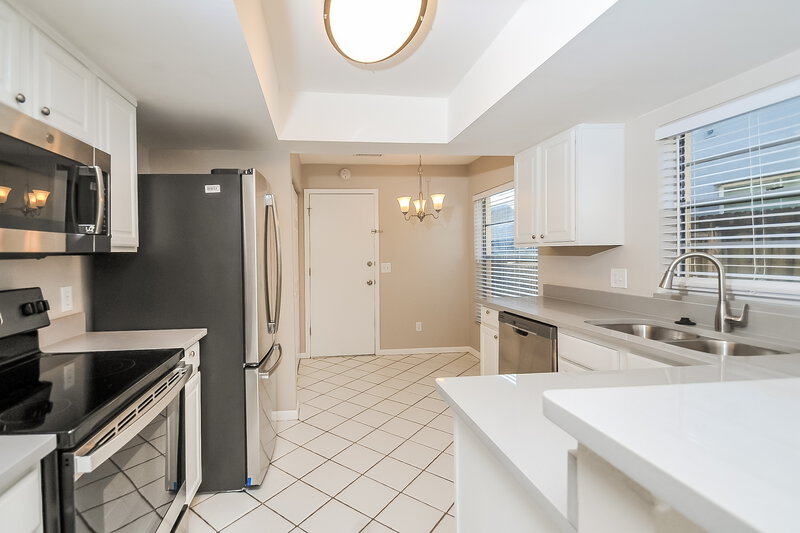 2,100/Mo, 304 Regal Park Dr Valrico, FL 33594 Kitchen View