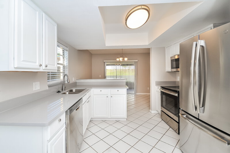 2,100/Mo, 304 Regal Park Dr Valrico, FL 33594 Kitchen View 2
