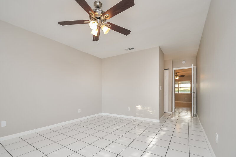 2,100/Mo, 304 Regal Park Dr Valrico, FL 33594 Main Bedroom View 2