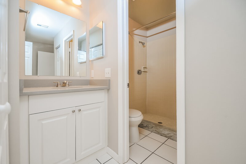 2,100/Mo, 304 Regal Park Dr Valrico, FL 33594 Main Bathroom View