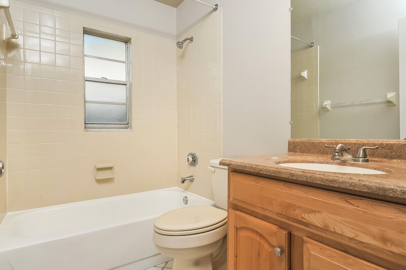2,100/Mo, 304 Regal Park Dr Valrico, FL 33594 Bathroom View
