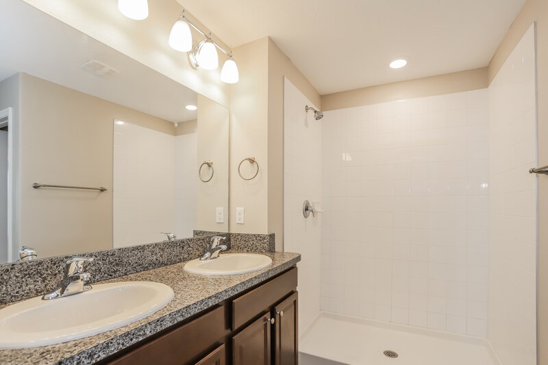 1,970/Mo, 4252 Unbridled Song Dr Sun City Center, FL 33573 Main Bathroom View