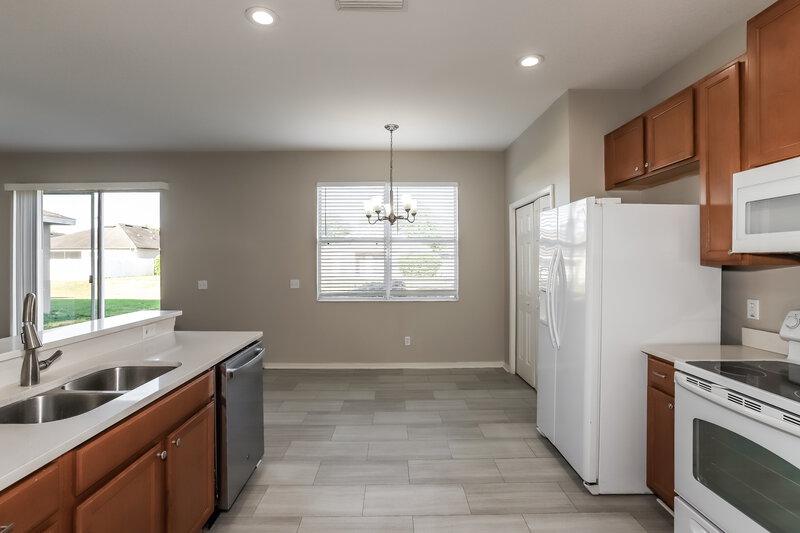 2,275/Mo, 10425 Avelar Ridge Dr Riverview, FL 33578 Kitchen View 2