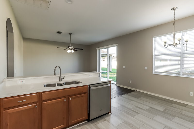 2,275/Mo, 10425 Avelar Ridge Dr Riverview, FL 33578 Kitchen View 3