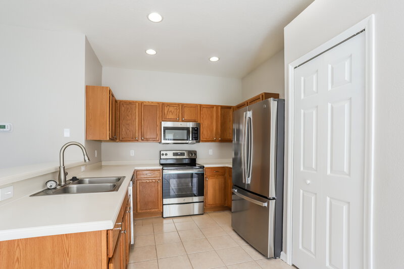 2,160/Mo, 712 Parsons Pointe St Seffner, FL 33584 Kitchen View