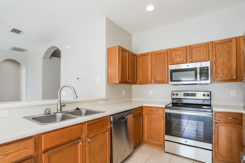 2,160/Mo, 712 Parsons Pointe St Seffner, FL 33584 Kitchen View 2