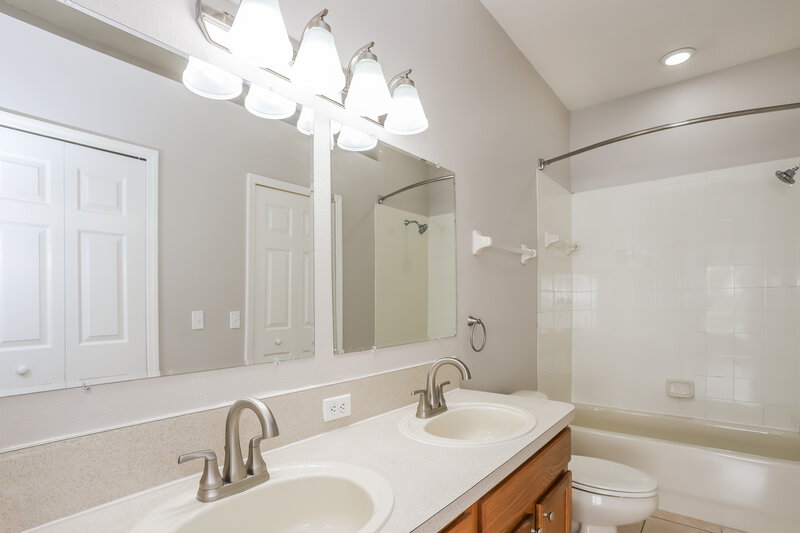 2,160/Mo, 712 Parsons Pointe St Seffner, FL 33584 Main Bathroom View