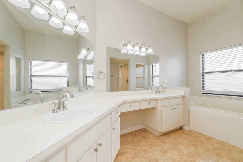 2,645/Mo, 1406 Storington Ave Brandon, FL 33511 Main Bathroom View