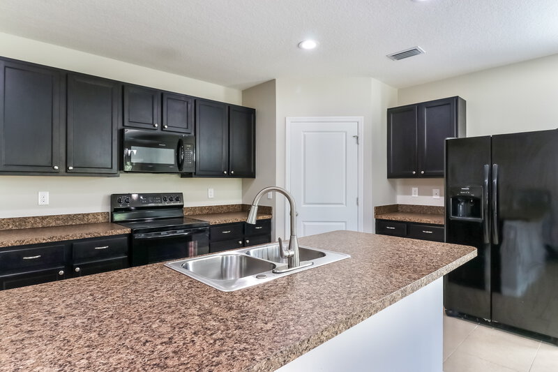 2,200/Mo, 36618 Goffaux Loop Zephyrhills, FL 33541 Kitchen View