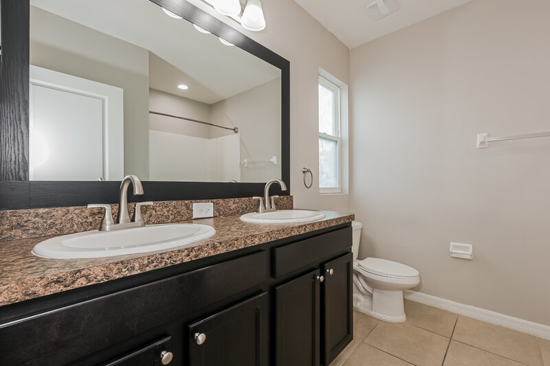 2,180/Mo, 36618 Goffaux Loop Zephyrhills, FL 33541 Main Bathroom View