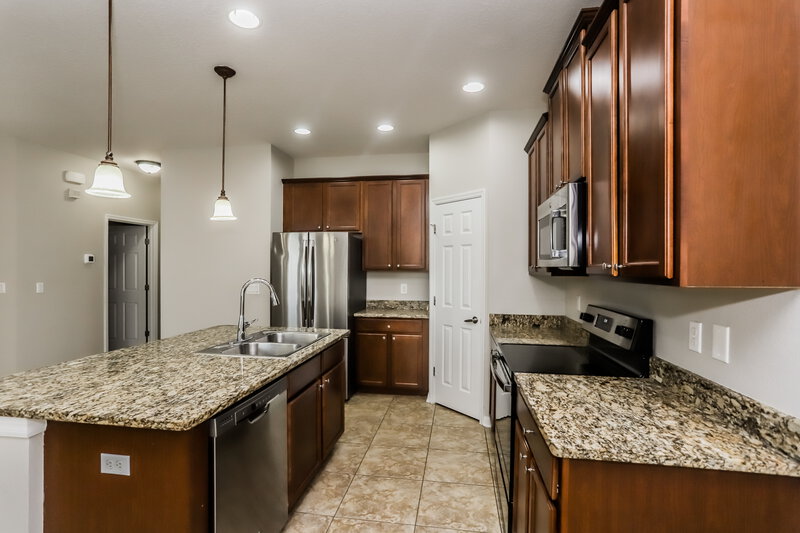 1,865/Mo, 916 Parker Den Dr Ruskin, FL 33570 Kitchen View
