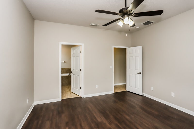1,865/Mo, 916 Parker Den Dr Ruskin, FL 33570 Main Bedroom View 2