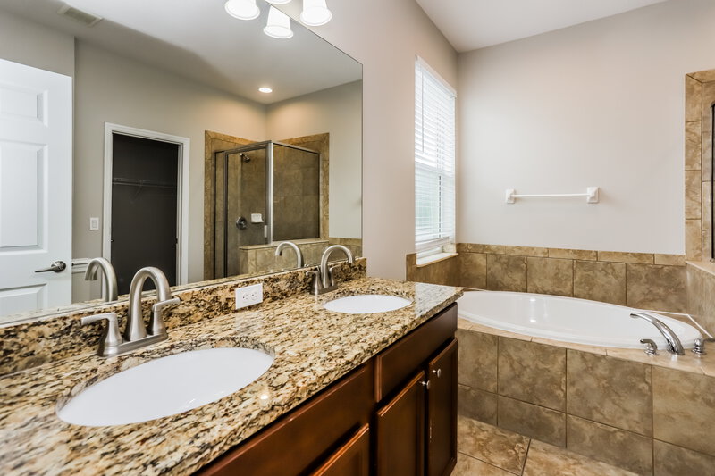 1,865/Mo, 916 Parker Den Dr Ruskin, FL 33570 Main Bathroom View