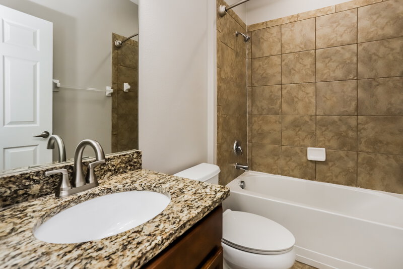 1,865/Mo, 916 Parker Den Dr Ruskin, FL 33570 Bathroom View