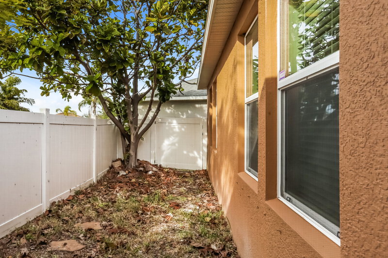 1,865/Mo, 916 Parker Den Dr Ruskin, FL 33570 Rear View