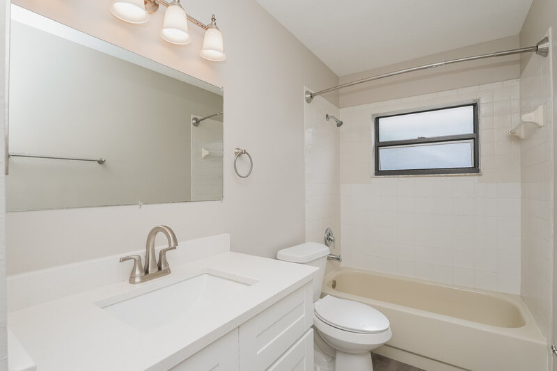 2,120/Mo, 647 Sand Ridge Dr Valrico, FL 33594 Bathroom View