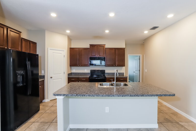2,265/Mo, 912 Zone Tailed Hawk Pl Ruskin, FL 33570 Kitchen View