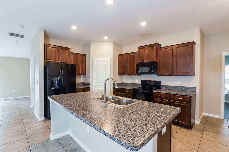 2,265/Mo, 912 Zone Tailed Hawk Pl Ruskin, FL 33570 Kitchen View 2