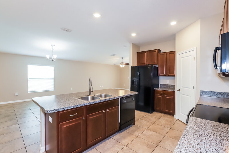 2,265/Mo, 912 Zone Tailed Hawk Pl Ruskin, FL 33570 Kitchen View 3