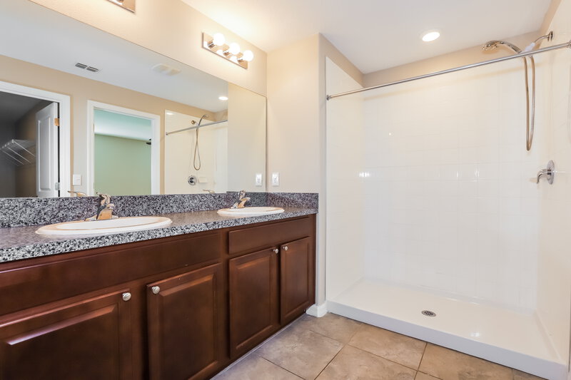 2,265/Mo, 912 Zone Tailed Hawk Pl Ruskin, FL 33570 Main Bathroom View