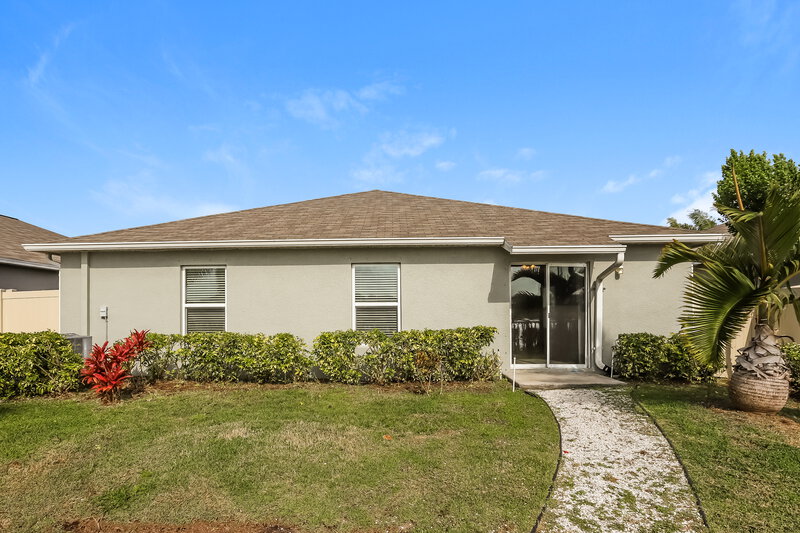 2,265/Mo, 912 Zone Tailed Hawk Pl Ruskin, FL 33570 Rear View