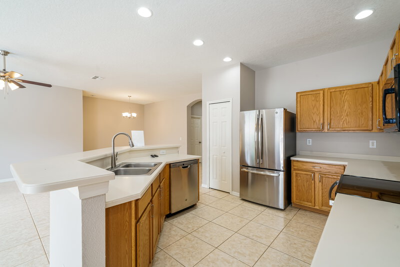 2,190/Mo, 765 Star Pointe Dr Seffner, FL 33584 Kitchen View