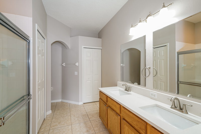 2,190/Mo, 765 Star Pointe Dr Seffner, FL 33584 Main Bathroom View 2