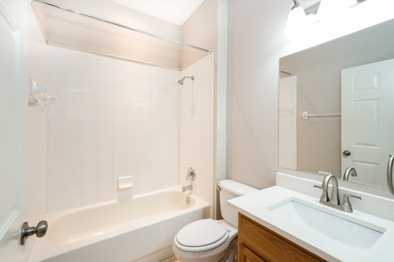 2,190/Mo, 765 Star Pointe Dr Seffner, FL 33584 Bathroom View