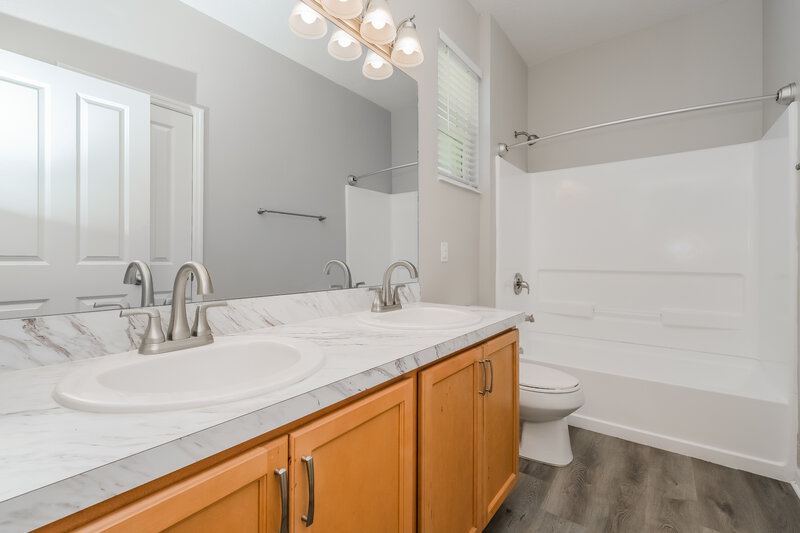 2,160/Mo, 11531 Southern Creek Dr Gibsonton, FL 33534 Main Bathroom View