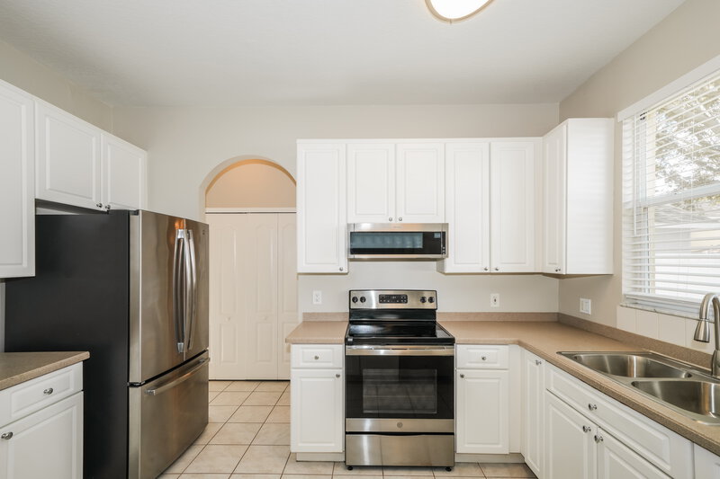 2,690/Mo, 9826 White Barn Way Riverview, FL 33569 Kitchen View 2