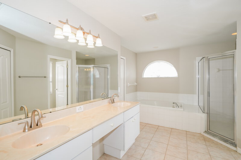 2,690/Mo, 9826 White Barn Way Riverview, FL 33569 Main Bathroom View
