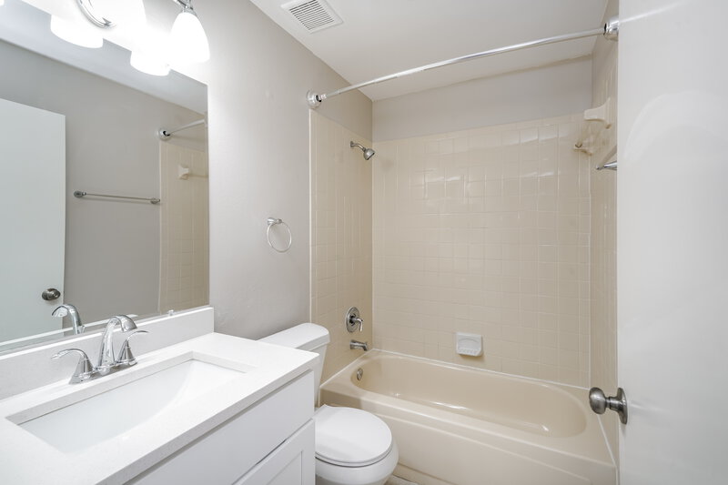 3,520/Mo, 1831 Coyote Pl Brandon, FL 33511 Main Bathroom View