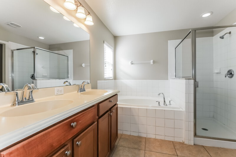 2,350/Mo, 15412 Feather Star Pl Ruskin, FL 33573 Main Bathroom View
