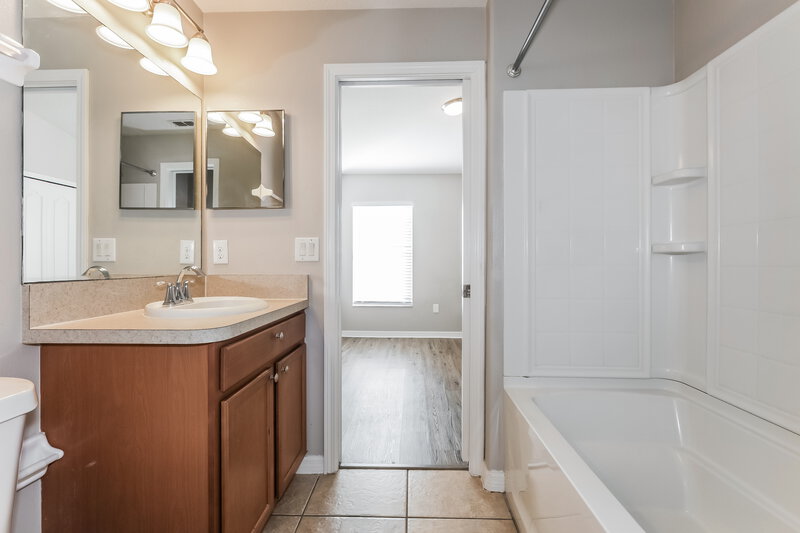 2,350/Mo, 15412 Feather Star Pl Ruskin, FL 33573 Main Bathroom View 2