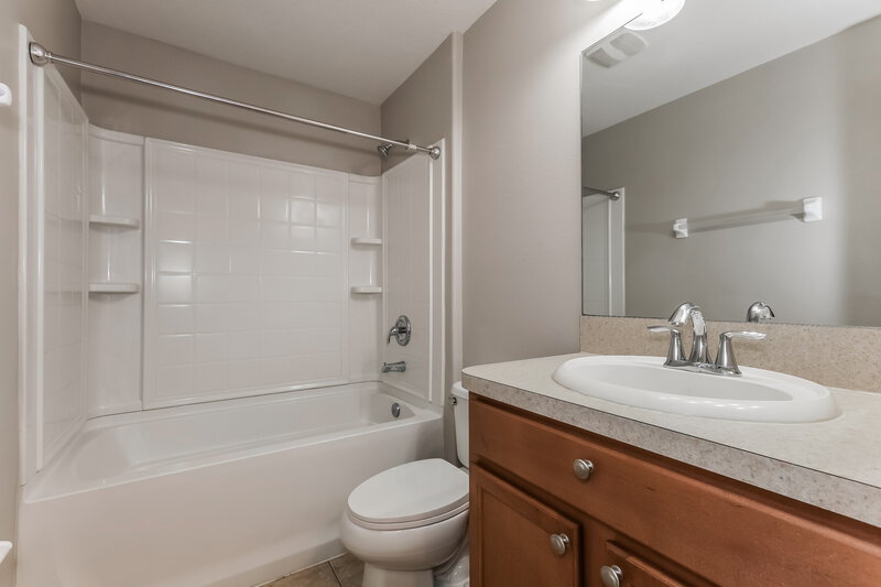 2,350/Mo, 15412 Feather Star Pl Ruskin, FL 33573 Bathroom View