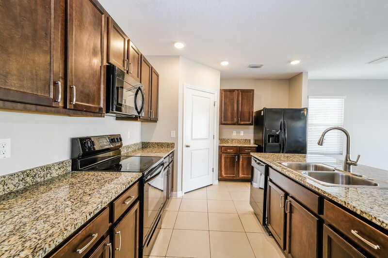 2,320/Mo, 9818 Warm Stone St Thonotosassa, FL 33592 Kitchen View