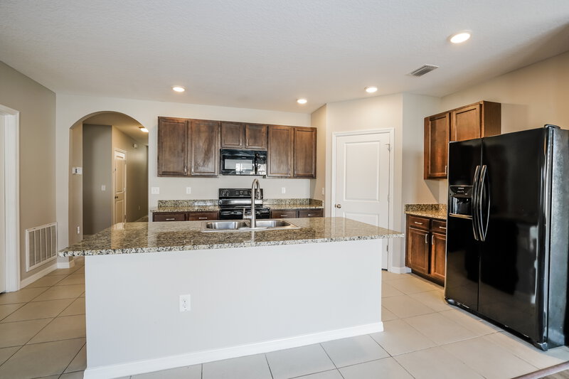 2,320/Mo, 9818 Warm Stone St Thonotosassa, FL 33592 Kitchen View 2