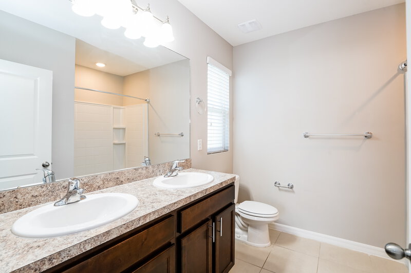 2,320/Mo, 9818 Warm Stone St Thonotosassa, FL 33592 Main Bathroom View