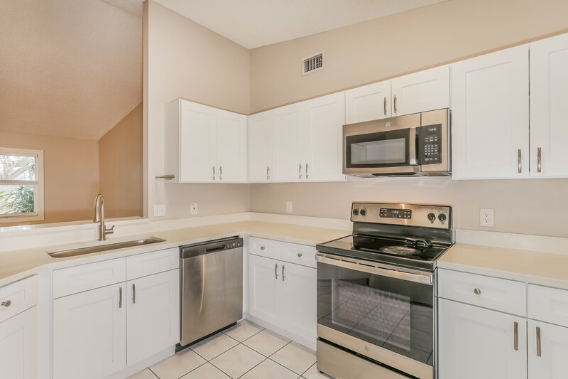 2,420/Mo, 1708 Larabie Ct Brandon, FL 33511 Kitchen View 2