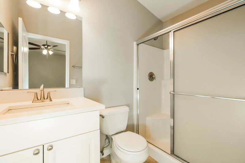 2,035/Mo, 18036 Birdwater Dr Tampa, FL 33647 Main Bathroom View