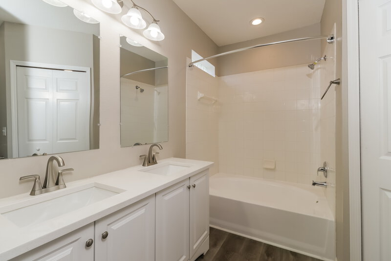 2,380/Mo, 24417 Crosscut Rd Lutz, FL 33559 Main Bathroom View