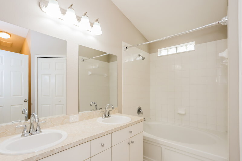 2,305/Mo, 13034 Terrace Springs Dr Temple Terrace, FL 33637 Main Bathroom View
